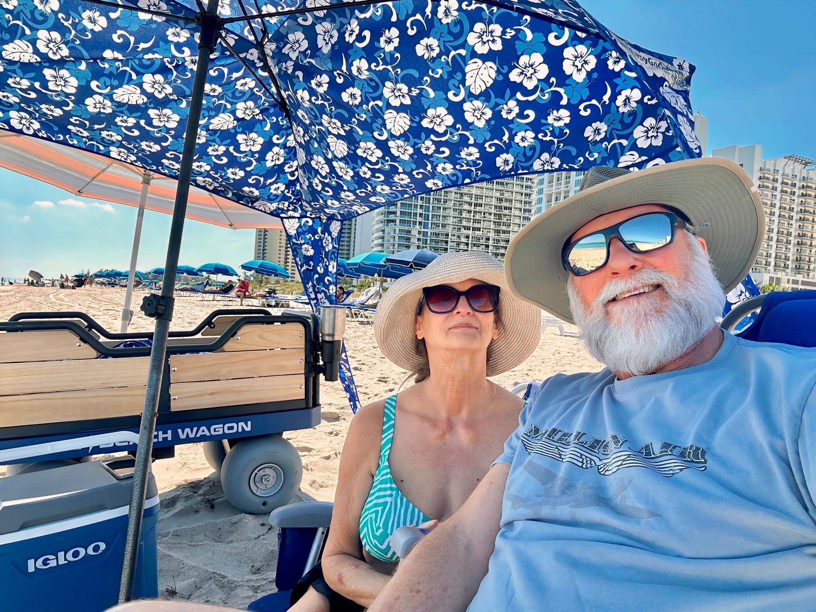 Customers in Riviera Beach, Florida celebrating their 40th wedding anniversary with their e-Beach Wagon